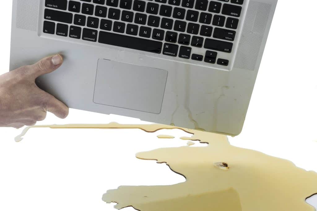 MacBook 水损,让水滴自行流出。